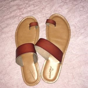 Universal Thread l Sandals size 9